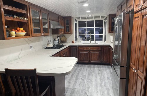 Chatsworth House | Cozy house with backyard in suburban neighborhood, central to Valley near 118