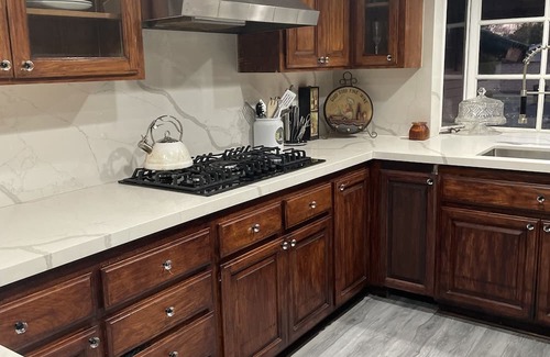 Chatsworth House | Cozy house with backyard in suburban neighborhood, central to Valley near 118