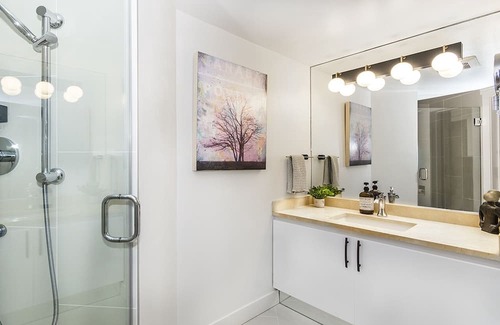 Lower Lonsdale Condo | Lower Lonsdale Luxe - Panoramic Views!