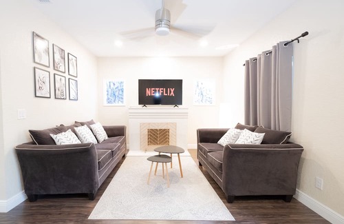 Glendale House | 9.4 Miles From Downtown Glendale