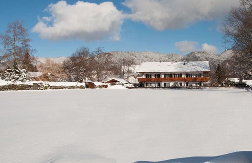 Reitrain House | Castle view Modern retreat