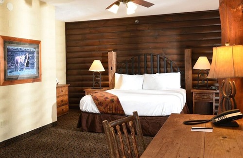 Onalaska House | Comfort Meets Rustic: Scenic Views w/ Cozy Rooms in Onalaska | 4 Units