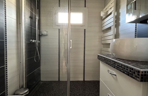 Bron House | Maison Familiale Avec Piscine Proche de Toutes Commodités à 10 min de Lyon !