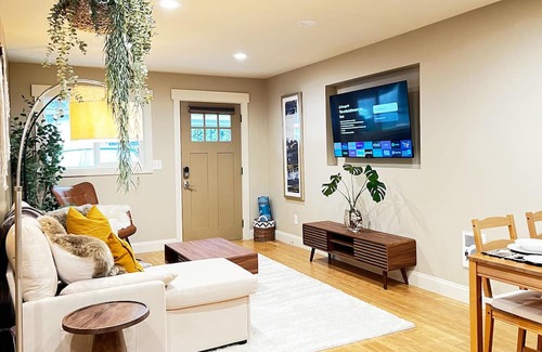 Olde Town House | Stylish downtown retreat, private sanctuary, walk to everything, free parking
