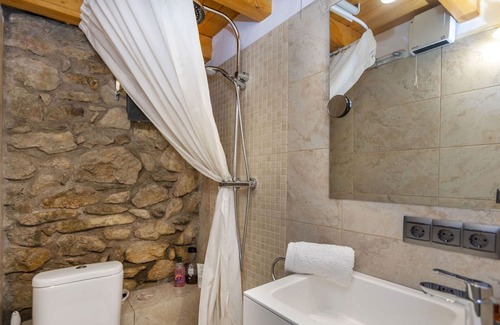 Olopte House | Beautiful private villa for 2 guests with TV and patio