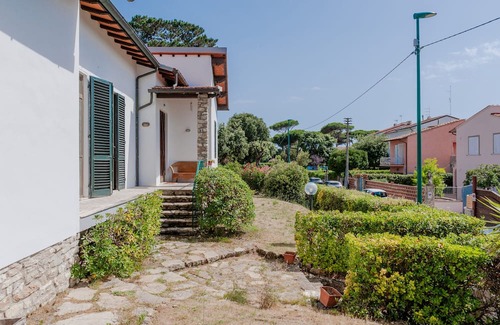 Tirrenia Villa | Villa 'Allori Tirrenia' with Private Terrace and Private Garden