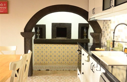 Angra do Heroismo House | Holiday Home 'Casa Do Poço - Casa Grande' with Shared Terrace and Wi-Fi