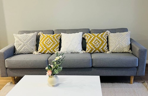 Burwood Apartment | Two Bedroom Apartment Burwood Free parking, close to park, Westfield & Train St