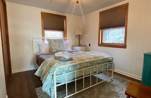 South Haven Cottage | Lakefront Cottage with Private Beach 10 min from South Haven