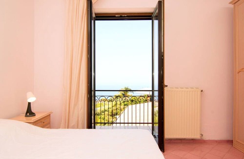 Termini Apartment | Lovely apartment for 5 people with WIFI, A/C, terrace and parking
