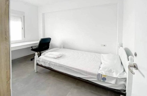 Castello de la Plana Apartment | Elegant 4 beds near train station upto 6 Pax
