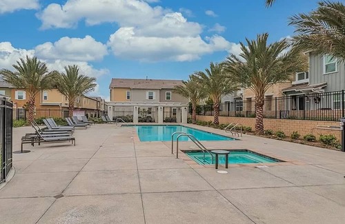 Valencia House | Safe and clean townhome 10 minute drive from 6 flags, pool +jacuzzi included