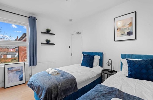 Reading House | Amazing, Spacious 4BR Home: Weekly | Monthly Stays