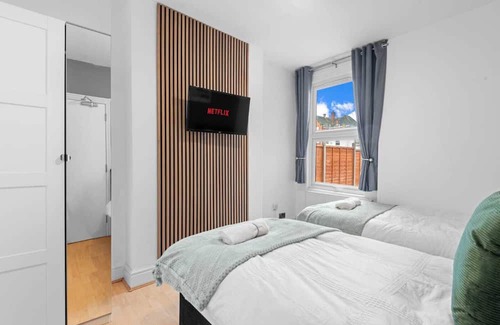 Reading House | Amazing, Spacious 4BR Home: Weekly | Monthly Stays