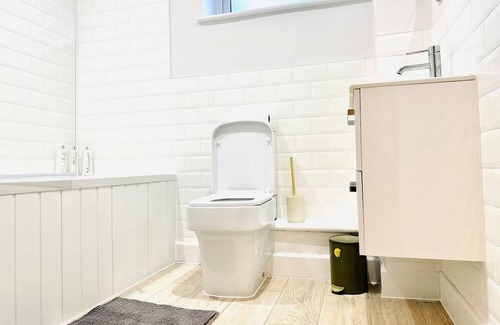 Dover Apartment | Stylish Dover apt w Castle View