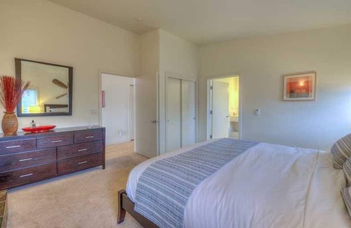 Eastsound Condo | Water View! Elegant Starboard Suite in the heart of Eastsound Village