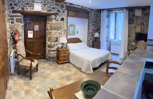 Navarra Pyrenees Apartment | Studio Apartment 'Etxezuria' with Mountain View, Private Garden and Wi-Fi