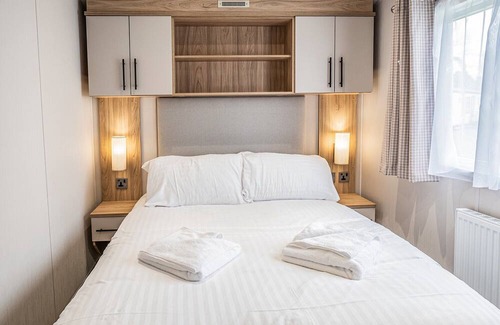 Kelso Apartment | These 2-bedroom gold caravans sleep up to 6 with an optional sleeper sofa in the lounge, and offer c