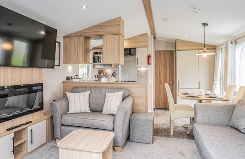 Kelso Apartment | These 2-bedroom gold caravans sleep up to 6 with an optional sleeper sofa in the lounge, and offer c