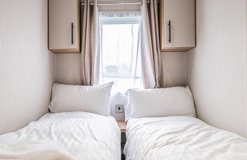 Kelso Apartment | These 2-bedroom gold caravans sleep up to 6 with an optional sleeper sofa in the lounge, and offer c