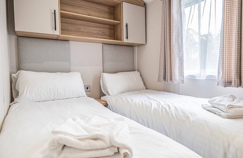 Kelso Apartment | These 2-bedroom gold caravans sleep up to 6 with an optional sleeper sofa in the lounge, and offer c
