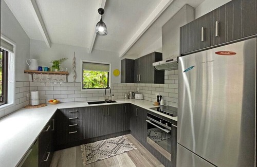 Onetangi Cottage | Nestled amidst the captivating beauty of Waiheke Island