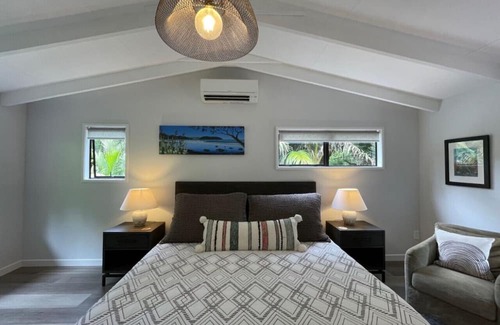 Onetangi Cottage | Nestled amidst the captivating beauty of Waiheke Island