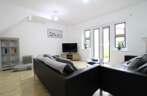 Nine Elms House | Immaculate Nine Elms Room Let!