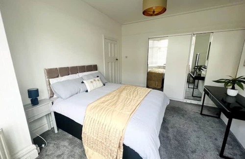 Leigh-on-Sea Apartment | Heart Of Leigh On Sea Ground Floor Flat W/ Garden