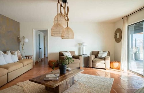 Joshua Tree House | Joshua Tree Mirage: 3bd 3.5ba, Pool-Spa- Theater-Game Room. Great location