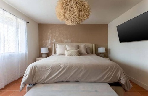 Joshua Tree House | Joshua Tree Mirage: 3bd 3.5ba, Pool-Spa- Theater-Game Room. Great location