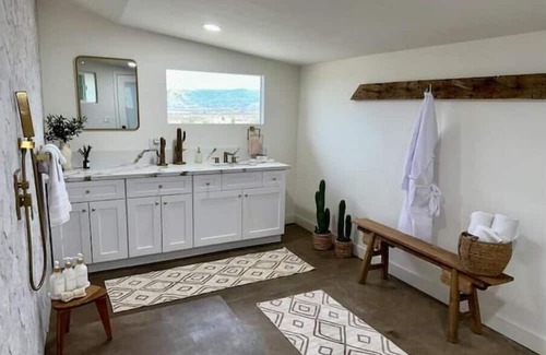 Joshua Tree House | Joshua Tree Mirage: 3bd 3.5ba, Pool-Spa- Theater-Game Room. Great location