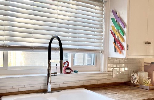 Sharon Heights House | The Pink House -2 bedroom, Downtown Columbus, OSU, short-north, nationwide arena