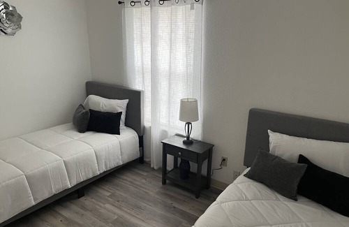 Eagle Pass Apartment | Hwy Apt - 2 bed/1 bath/Sleeps four/ 5 miles to Casino