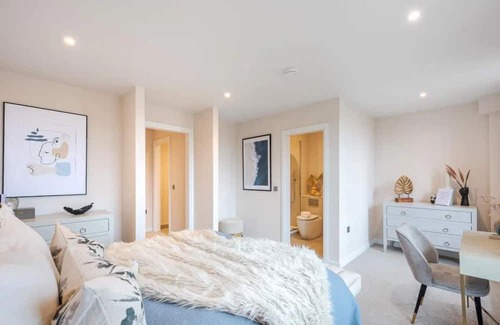 Brixton Hill House | Modern Luxury: 3 Bed, 2 Bath Residence with Private Garden in Vibrant Kings Mews