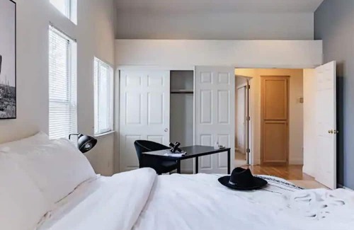 Elk Grove House | BoHo Centrally Located 3/2 KSB