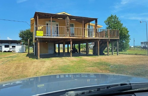 Galveston House | BUNGALOW is right off the main highway TEXAS STATE HWY 87. Easy to get there!