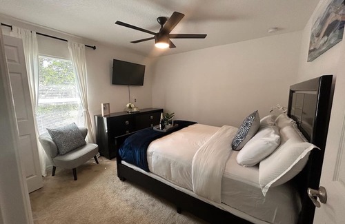 Deltona Lakes House | Private Luxury Guest Room w/ Golf Course Access Separate Entrance