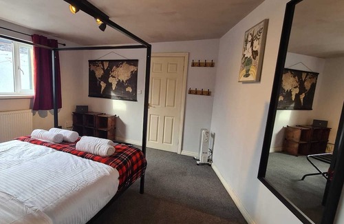 Sunderland House | Cabin of Light, Sunderland-Hot Tub, Sauna, MassageChair, Firepit/BBQ, BoardGames
