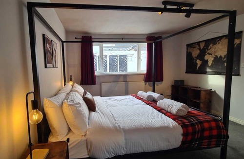 Sunderland House | Cabin of Light, Sunderland-Hot Tub, Sauna, MassageChair, Firepit/BBQ, BoardGames