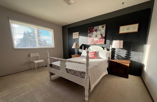 Delta House | Private Designer Room with Patio near Sungod Rec Center