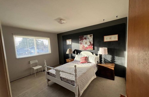 Delta House | Private Designer Room with Patio near Sungod Rec Center