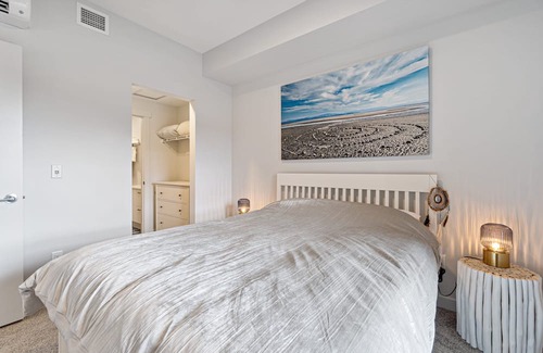 Regional District of Nanaimo Condo | Modern 1 bedroom condo with parking, centrally located