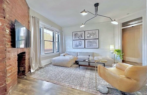 Bloomfield Apartment | Luxe Bloomfield Penthouse | Central | Free Parking