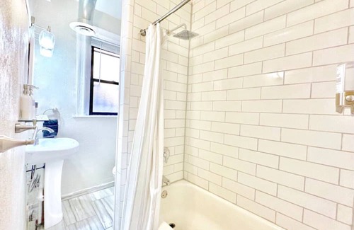 Bloomfield Apartment | Luxe Bloomfield Penthouse | Central | Free Parking