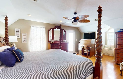 Gilchrist House | Iconic Gulf-front house with balcony, large deck & amazing views - dog-friendly