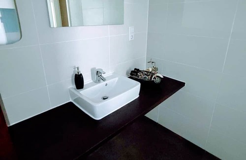 Hundsbach House | Comfortable single room with shared bathroom and kitchen