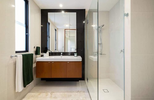 Broadbeach Waters Villa | Harmonious waterfront