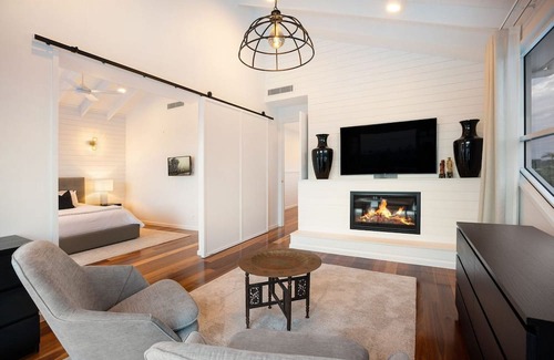 Bundall Villa | Sprawling Exquisite Waterfront Elegance