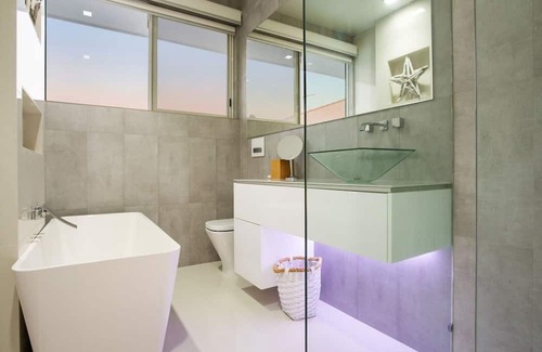 Sorrento House | Anchored on an exclusive point position